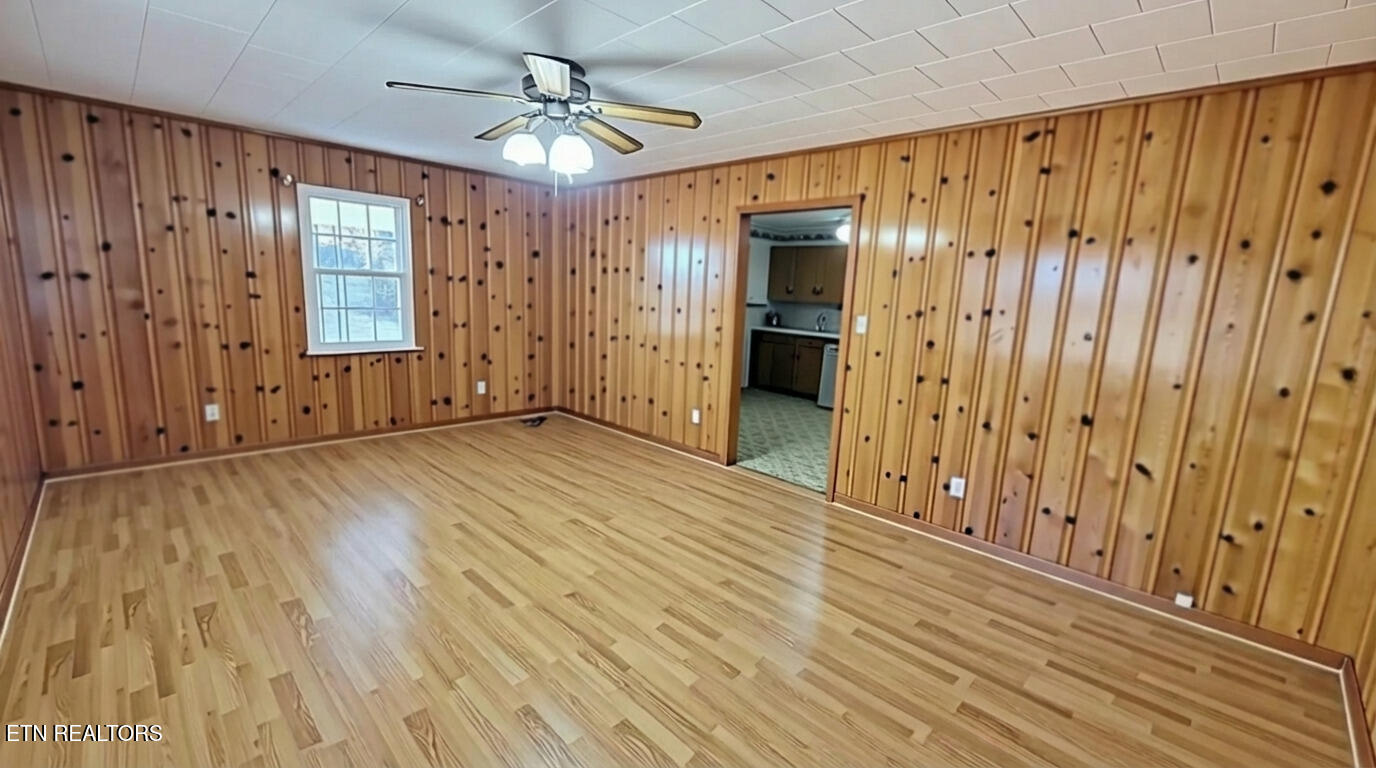 1585 Hill Road Newport, TN 37821 - Photo 10 of 25 SPACIOUS LIVING ROOM