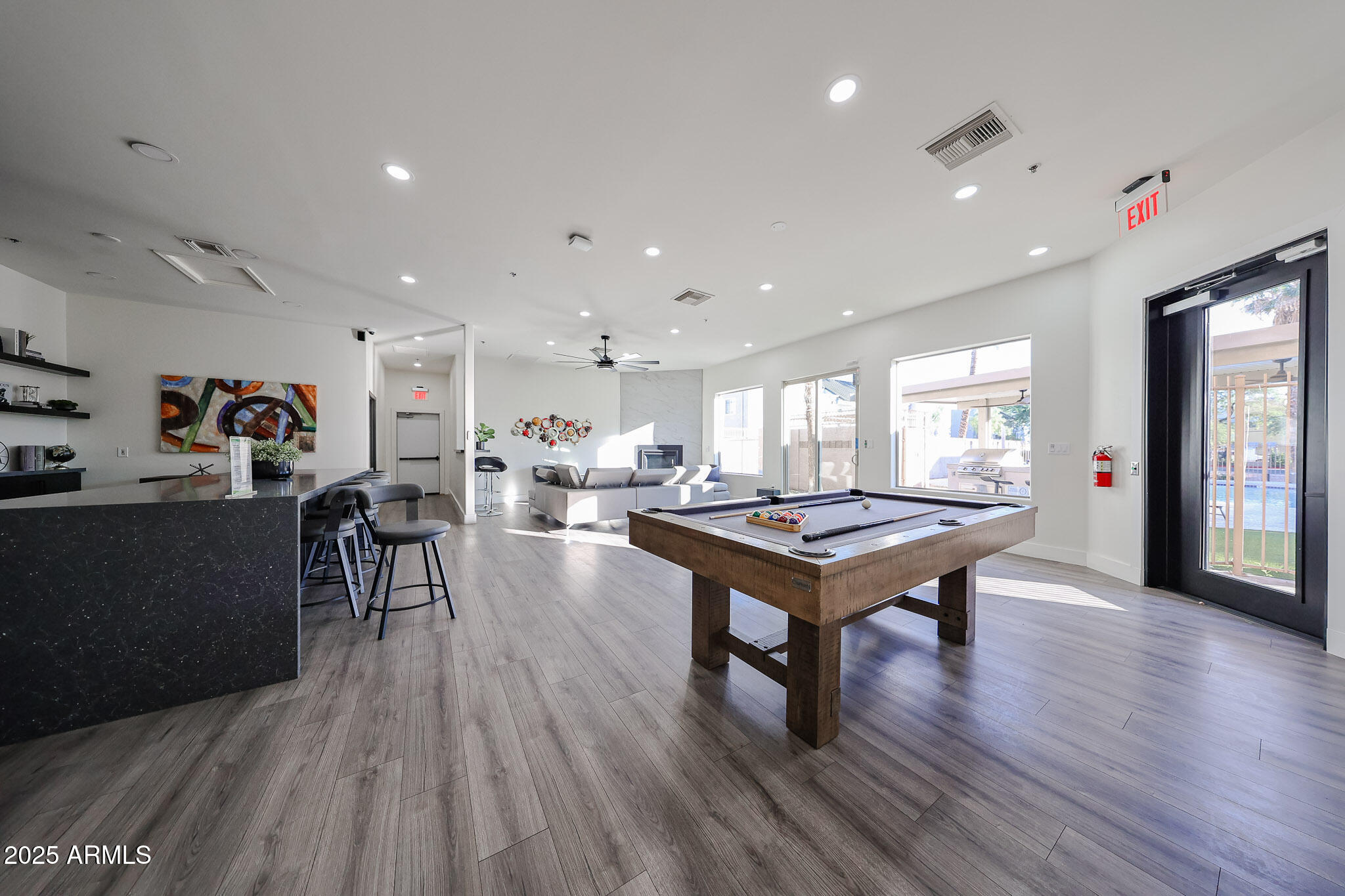 920 East Devonshire Avenue, Unit 4001 Phoenix, AZ 85014 - Photo 31 of 38 a room with furniture and a table