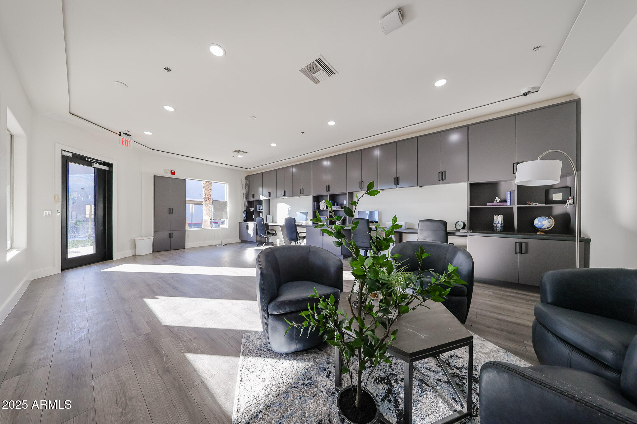 920 East Devonshire Avenue, Unit 4001 Phoenix, AZ 85014 - Photo 36 of 38 a living room with furniture and a potted plant