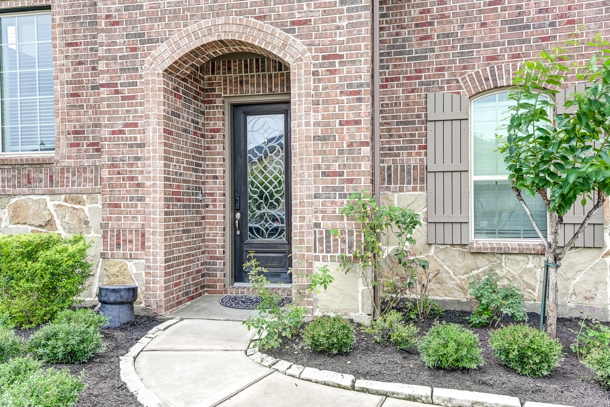5806 Metaphor Way Rosenberg, TX 77469 - Photo 4 of 50 a front view of a house with a garden