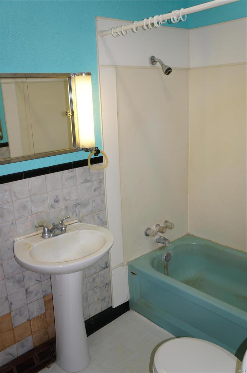 208 Barry Street Hardin, IL 62047 - Photo 7 of 28 Gallery Image 7