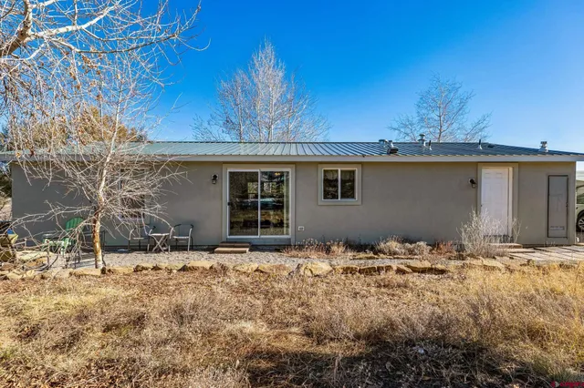 a view of yard with green space