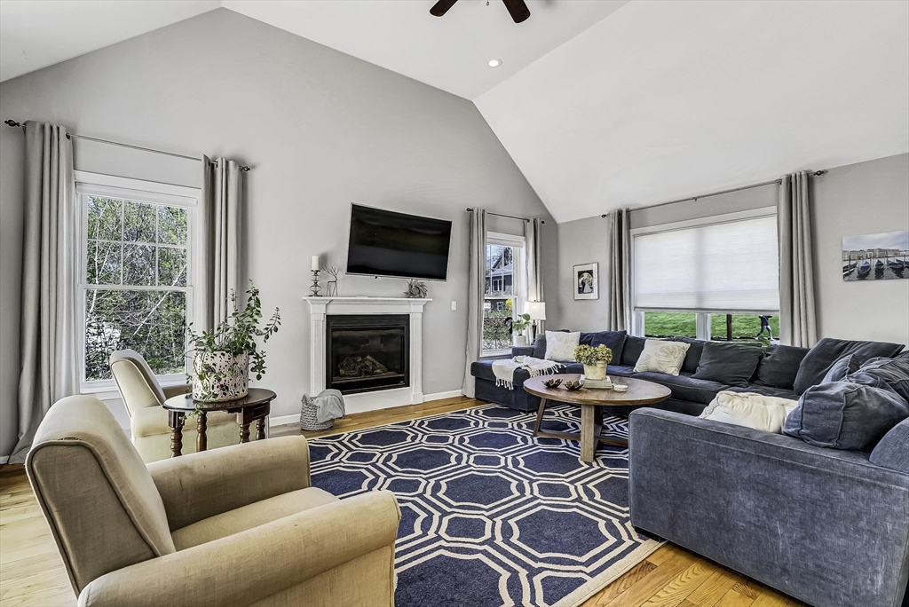 82 Hampton Street Auburn, MA 01501 - Photo 7 of 41