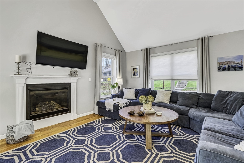 82 Hampton Street Auburn, MA 01501 - Photo 8 of 41