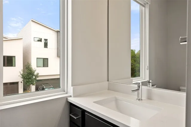 en empty room with windows and ceiling fan