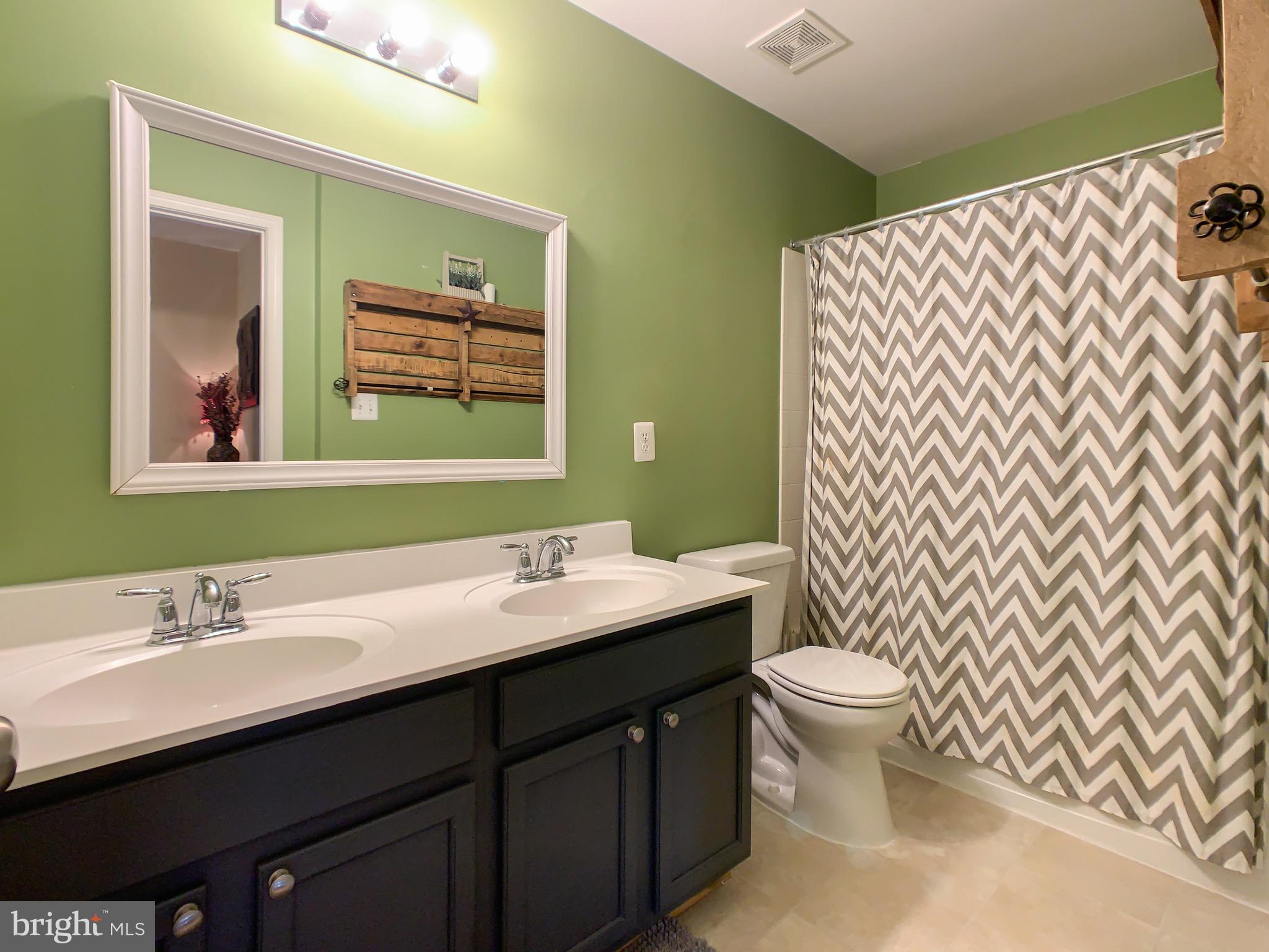 3316 Boathouse Road Warrenton, VA 20187 - Photo 17 of 40 Upstairs Hall Bath
