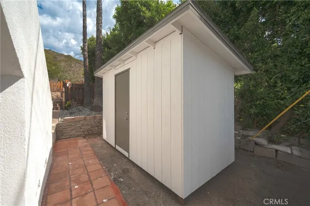 a view of a house with backyard
