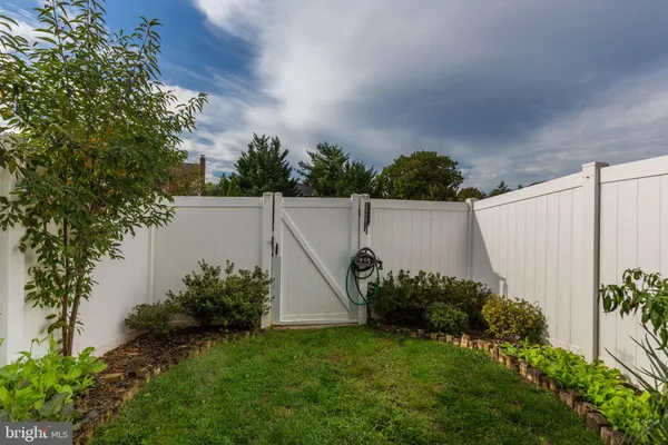 a view of a house with backyard