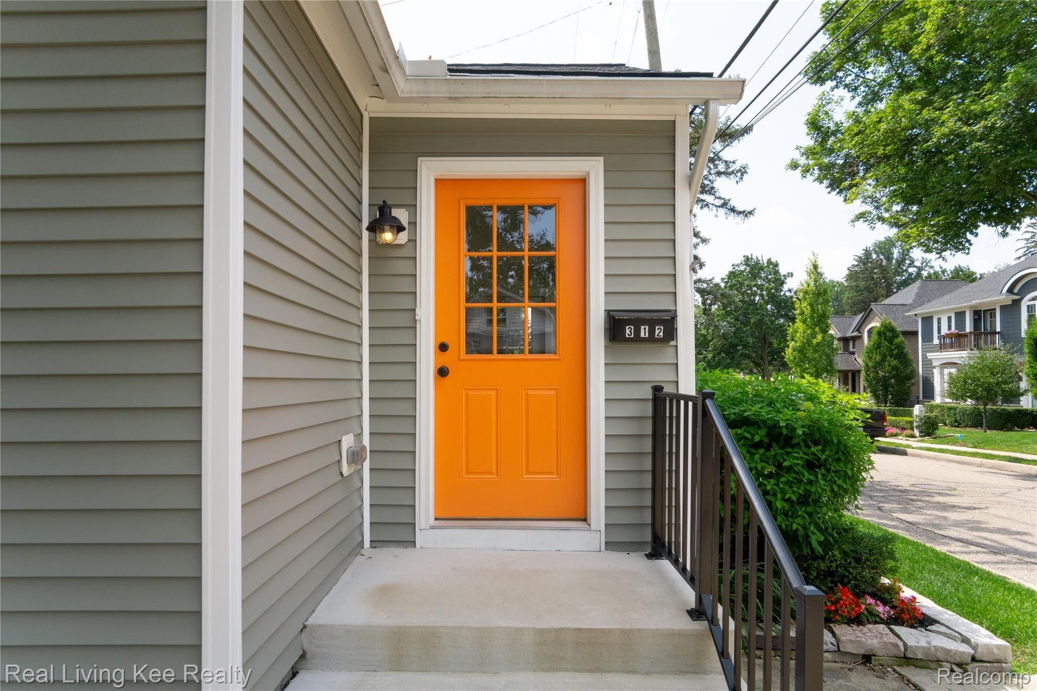 312 Wilcox Street Rochester, MI 48307 - Photo 3 of 38 C'mon in!