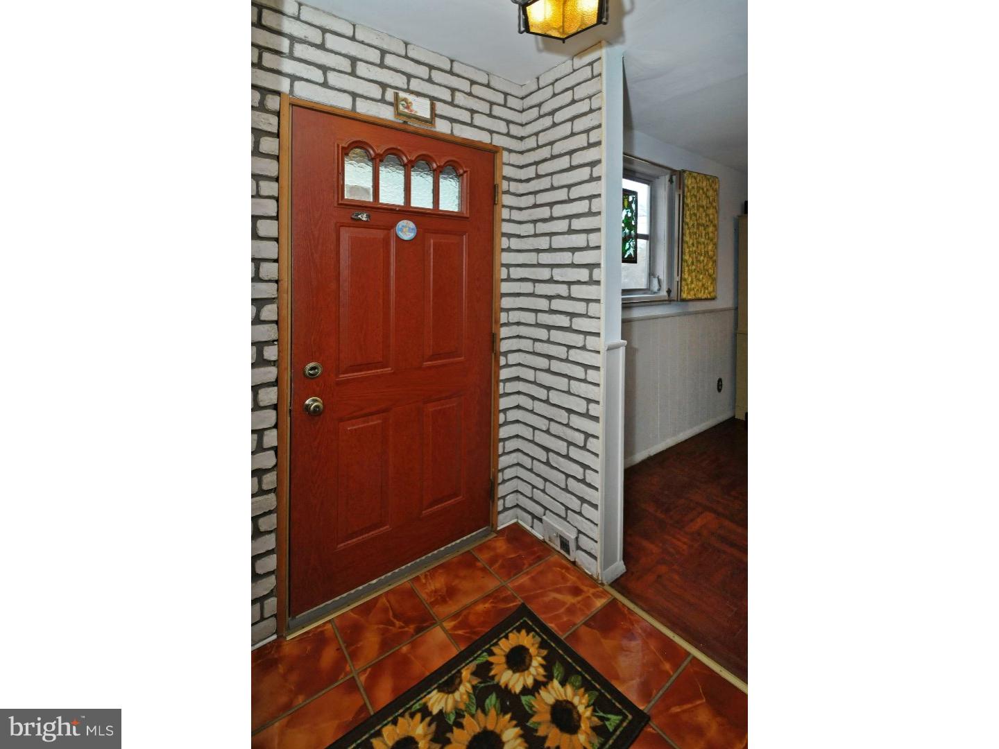 2827 Sebring Road Philadelphia, PA 19152 - Photo 2 of 25 Foyer