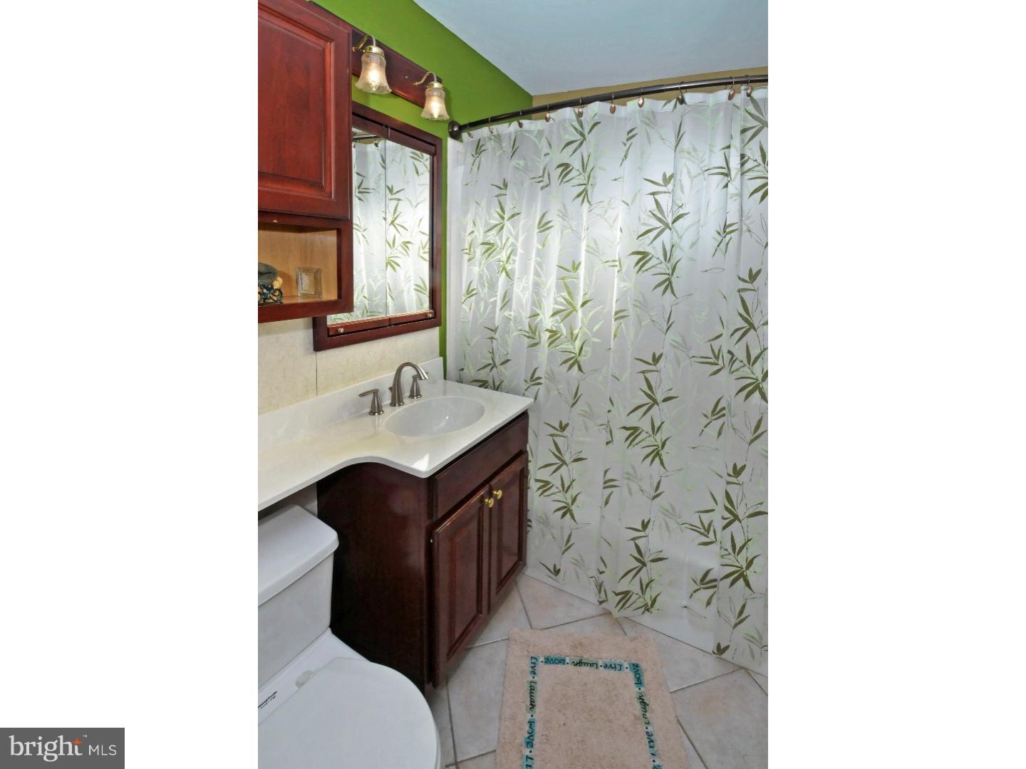 2827 Sebring Road Philadelphia, PA 19152 - Photo 17 of 25 Bathroom