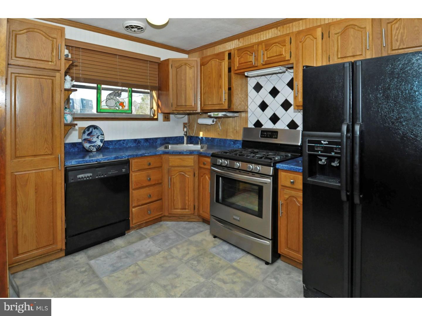 2827 Sebring Road Philadelphia, PA 19152 - Photo 9 of 25 Kitchen