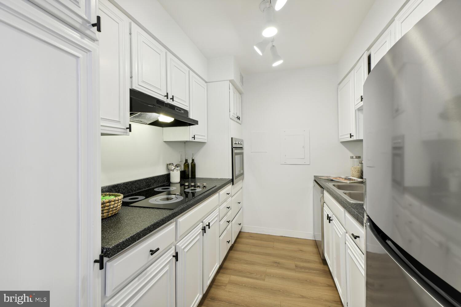 2501 Calvert Street Northwest, Unit 911 Washington, DC 20008 - Photo 4 of 23