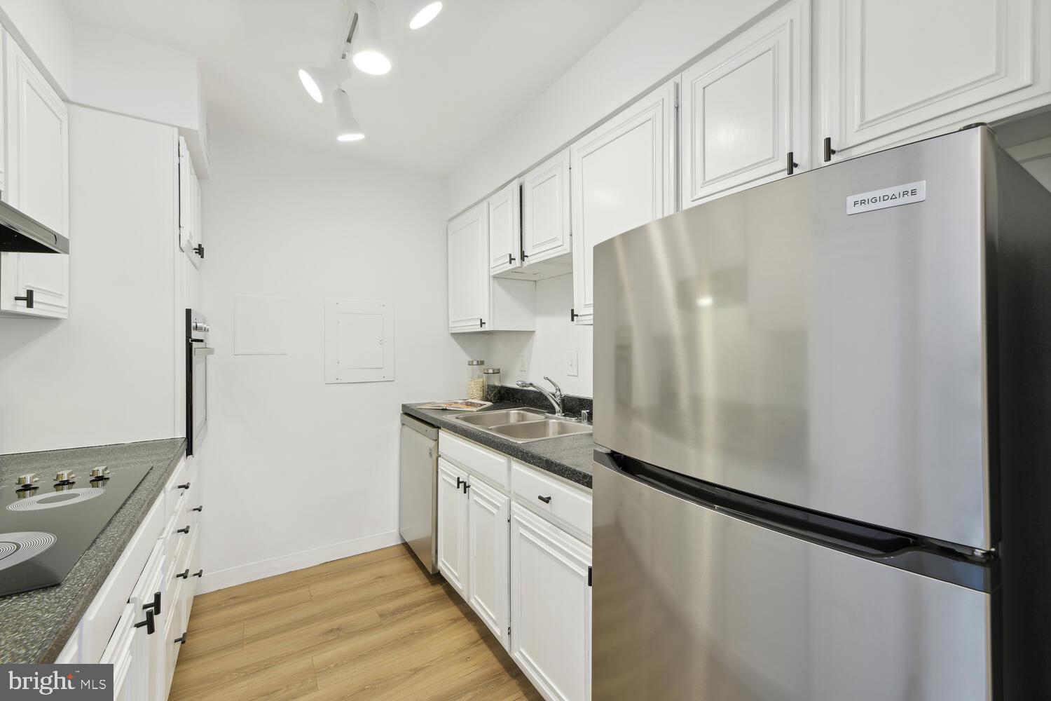 2501 Calvert Street Northwest, Unit 911 Washington, DC 20008 - Photo 5 of 23