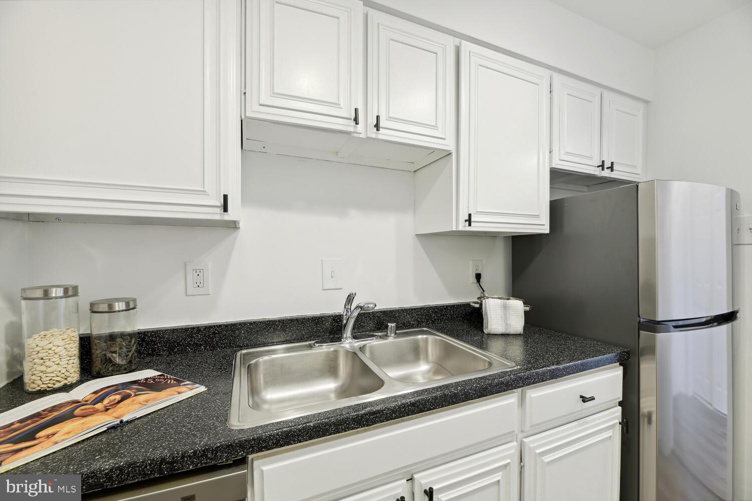 2501 Calvert Street Northwest, Unit 911 Washington, DC 20008 - Photo 7 of 23