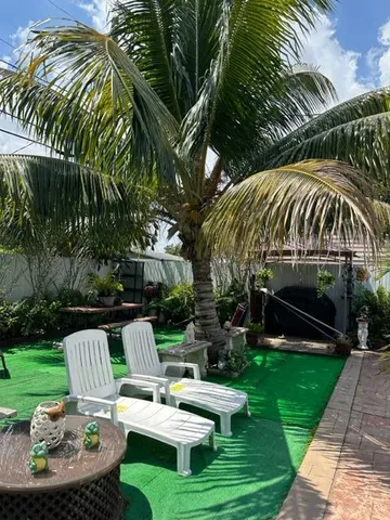 a view of a backyard