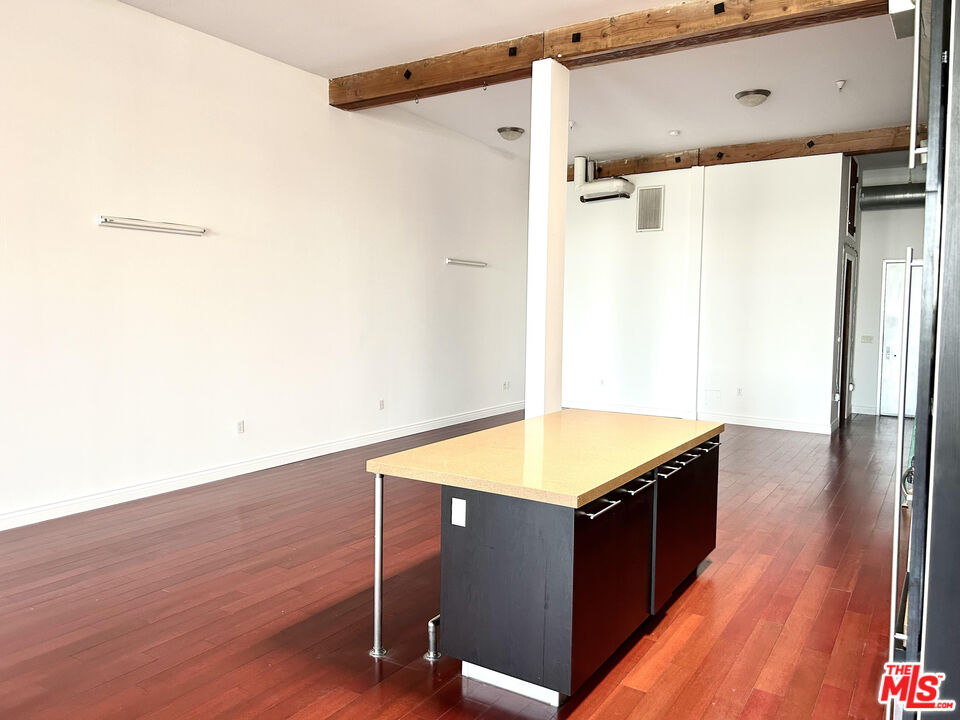 652 Mateo Street, Unit 305 Los Angeles, CA 90021 - Photo 3 of 9