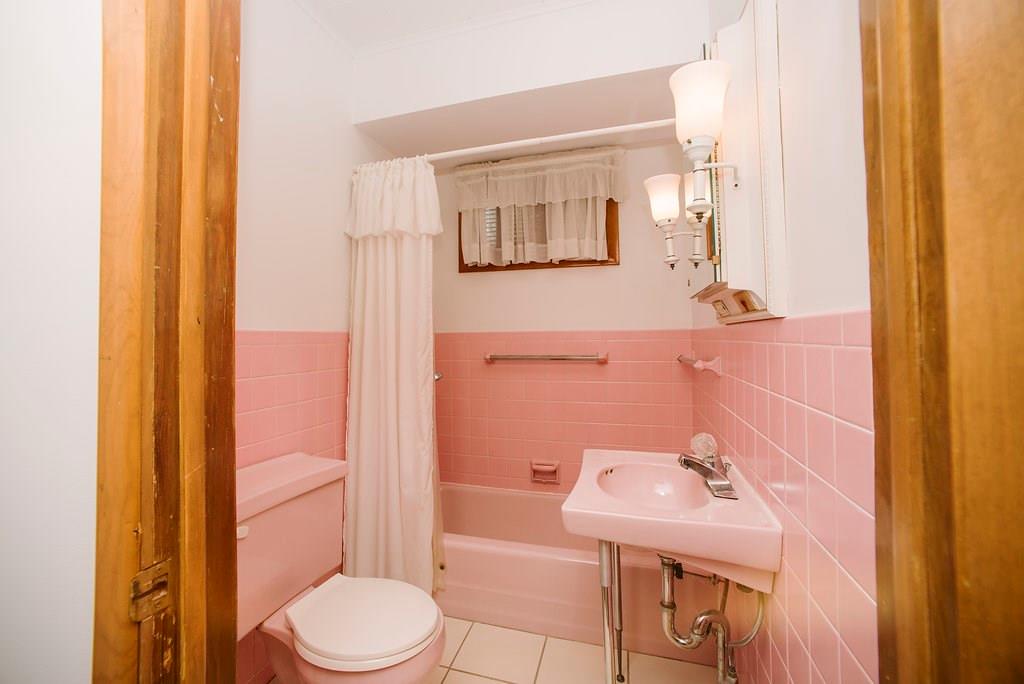 33 Community Springs Drive Rochester, PA 15074 - Photo 16 of 22 Full bath on main level.