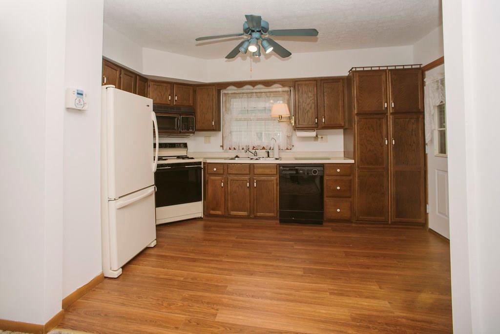 33 Community Springs Drive Rochester, PA 15074 - Photo 6 of 22 Kitchen with all appliances