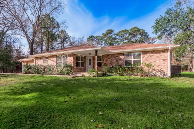 a view of a house with backyard and garden