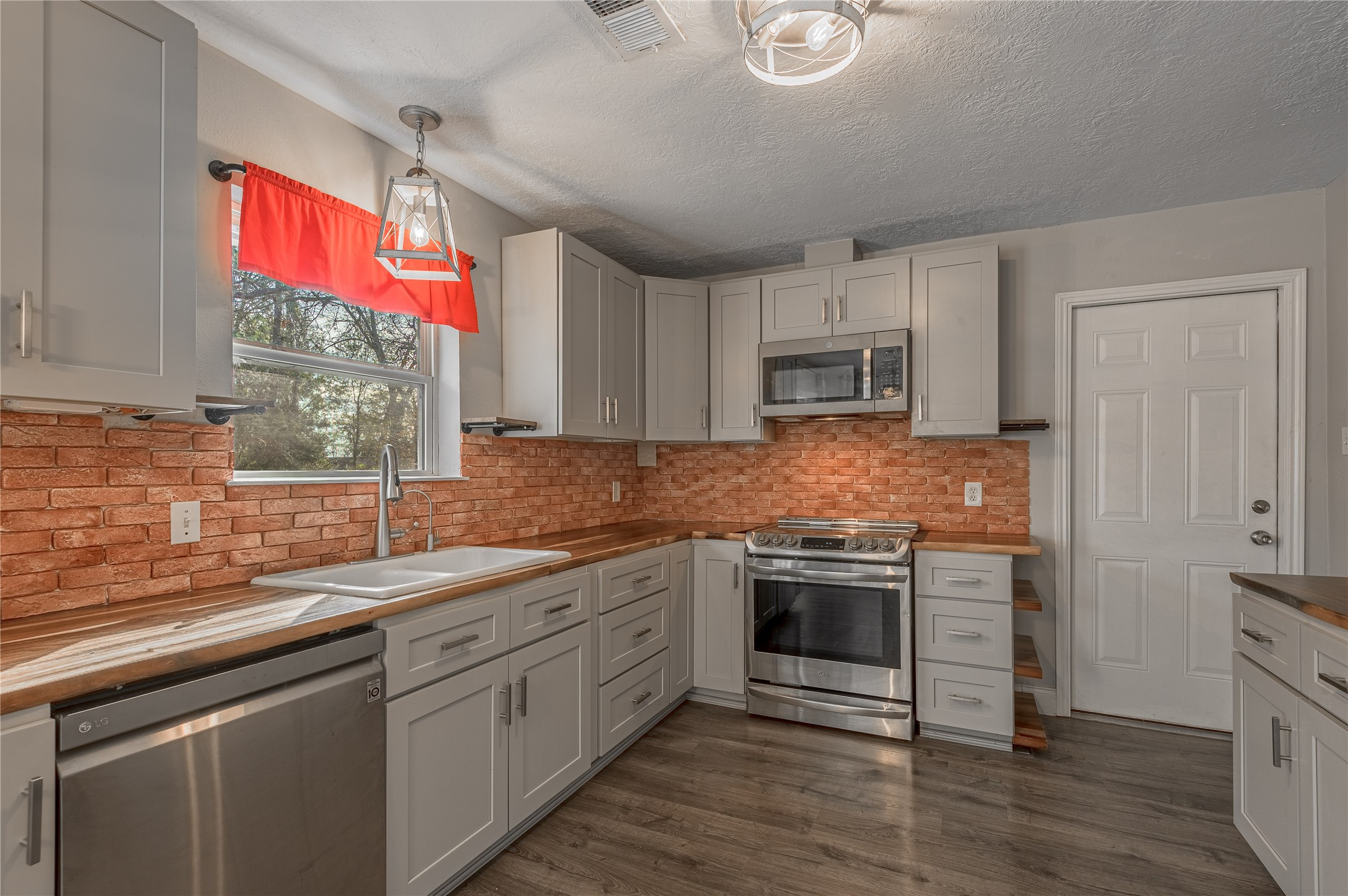 1022 Landing Way Trinity, TX 75862 - Photo 7 of 30 a kitchen with stainless steel appliances granite countertop a sink and cabinets