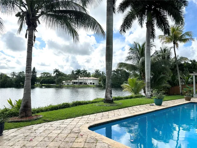 a view of a backyard