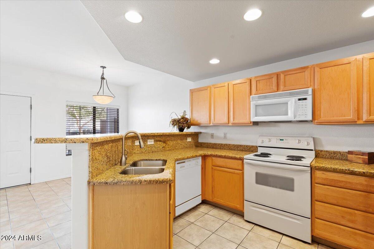 3150 East Beardsley Road, Unit 1086 Phoenix, AZ 85050 - Photo 4 of 22 10-Kitchen
