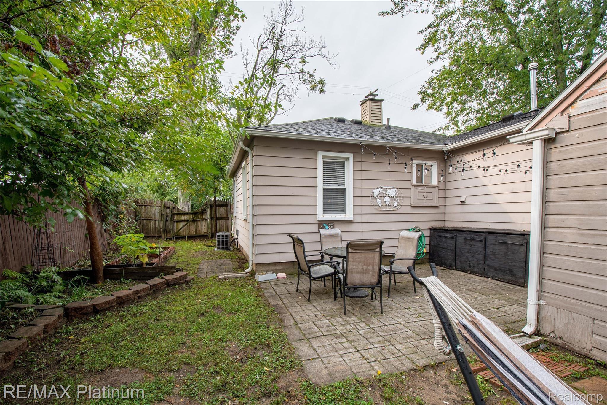 612 North Road Fenton, MI 48430 - Photo 6 of 27 612 North Rd HDR MLS8.jpg