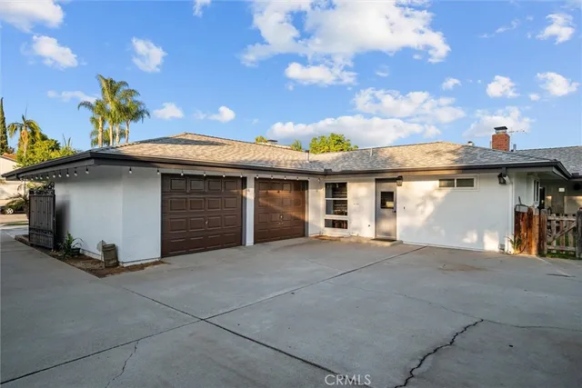 a view of house with backyard