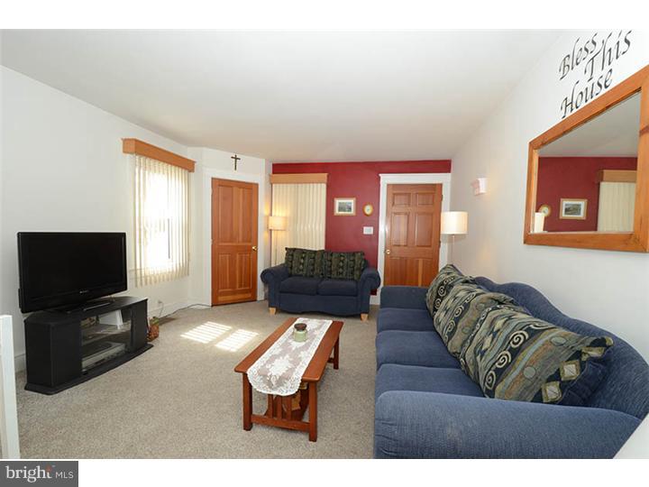105 Barren Road Newtown Square, PA 19073 - Photo 4 of 25 Living Room