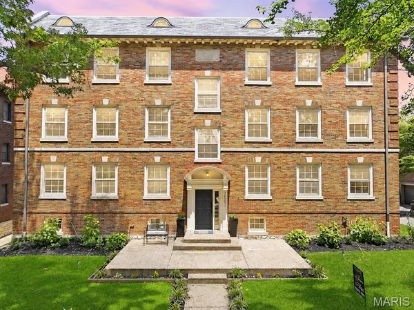 $452,000 | 7507 Buckingham Drive, Unit 3E, St. Louis, MO 63105
