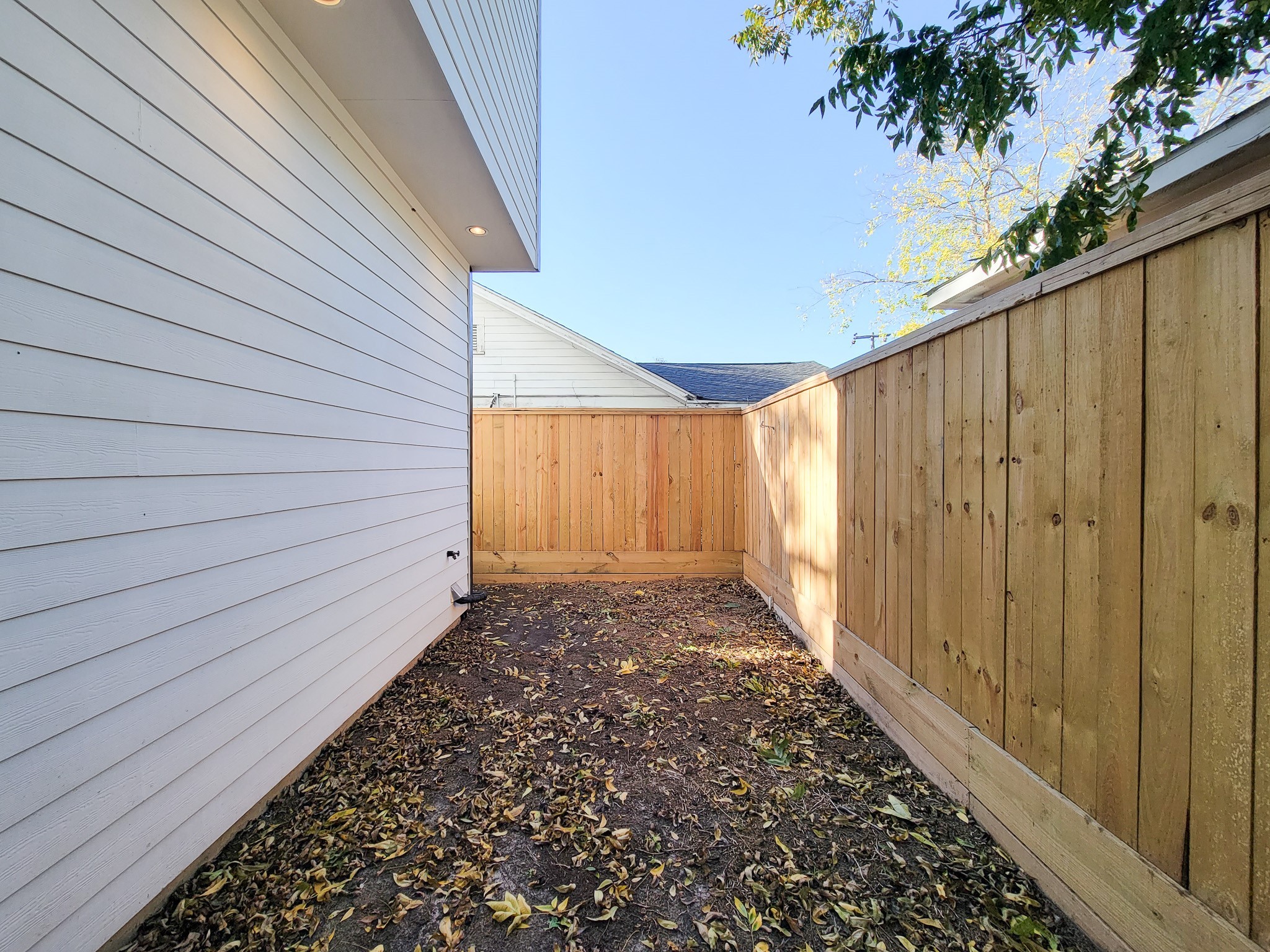 5613 Leonard Street Houston, TX 77023 - Photo 44 of 44 a view of a backyard with pathway