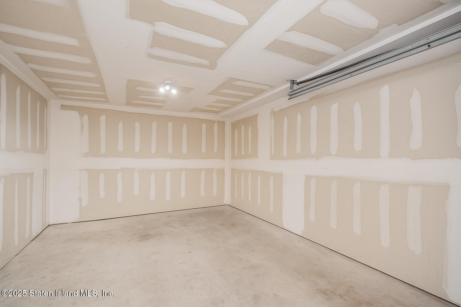 493 Willowbrook Road Staten Island, NY 10314 - Photo 23 of 38 GARAGE