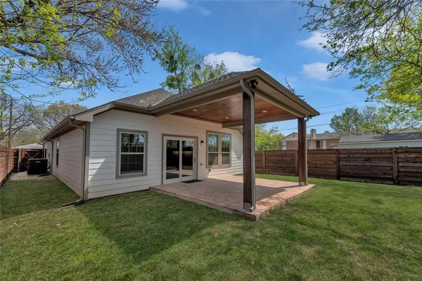 a view of a house with backyard and porch