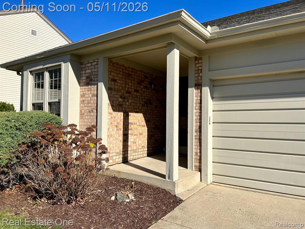 1629 Glenbrooke Court Rochester Hills, MI 48307 - Photo 2 of 29
