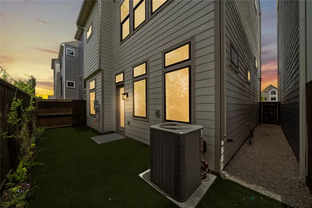 $889,999 | 1705 Bologna Lane, Houston, TX 77055