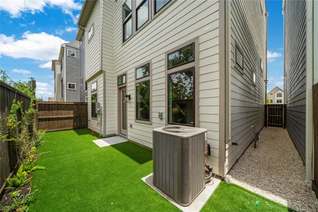 $889,999 | 1705 Bologna Lane, Houston, TX 77055