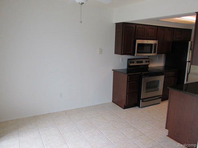 835 Oak Brook Ridge Drive Rochester Hills, MI 48307 - Photo 6 of 14