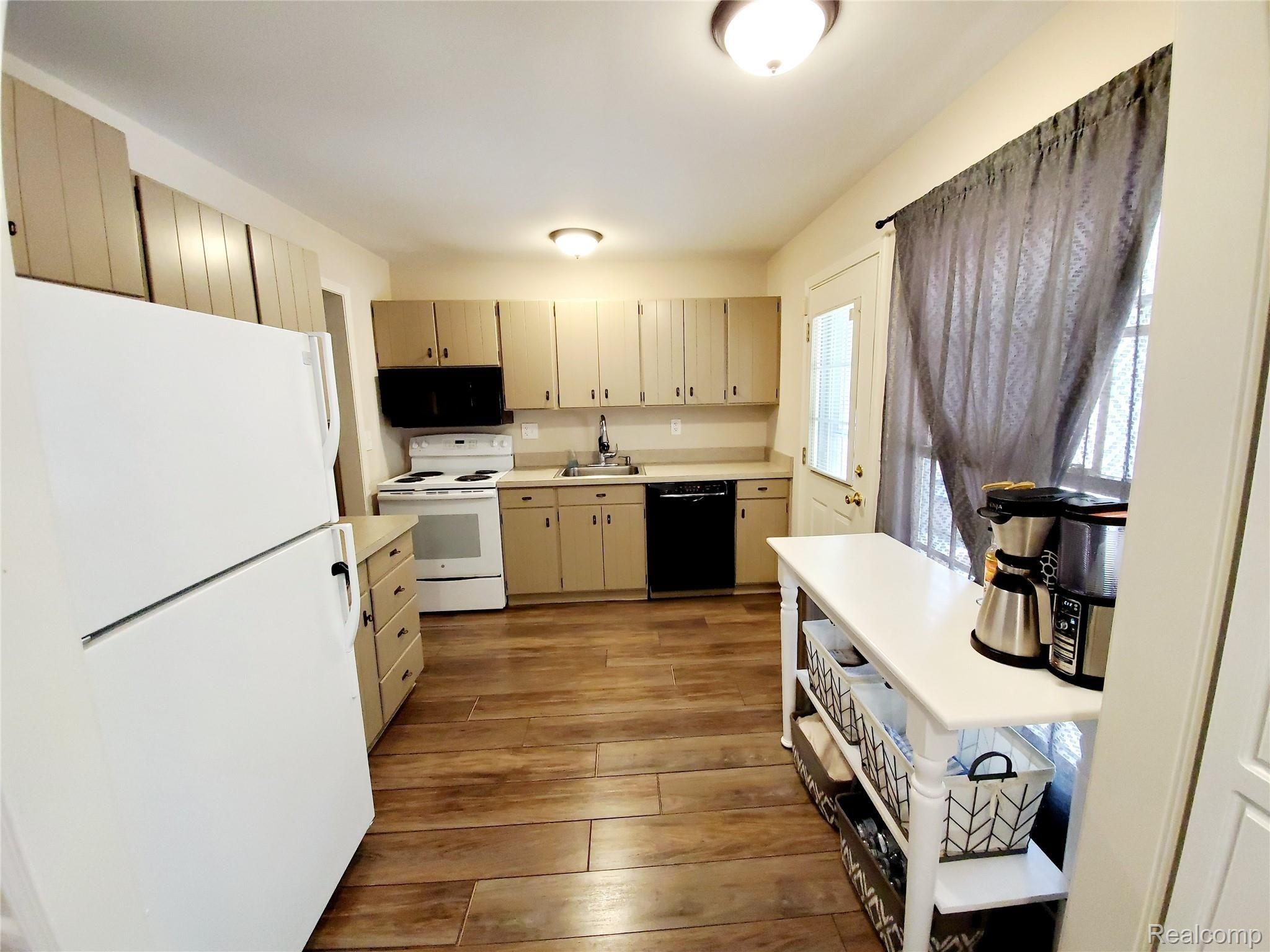 3225 Miller Road Flint, MI 48503 - Photo 8 of 18 Kitchen 1.jpg