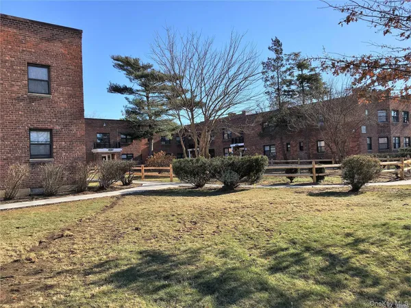 $2,100 | 106 Division Avenue, Unit 1E, Levittown, NY 11756