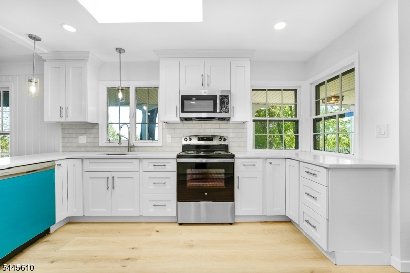 306 Warrenville Road Green Brook, NJ 08812 - Photo 7 of 37