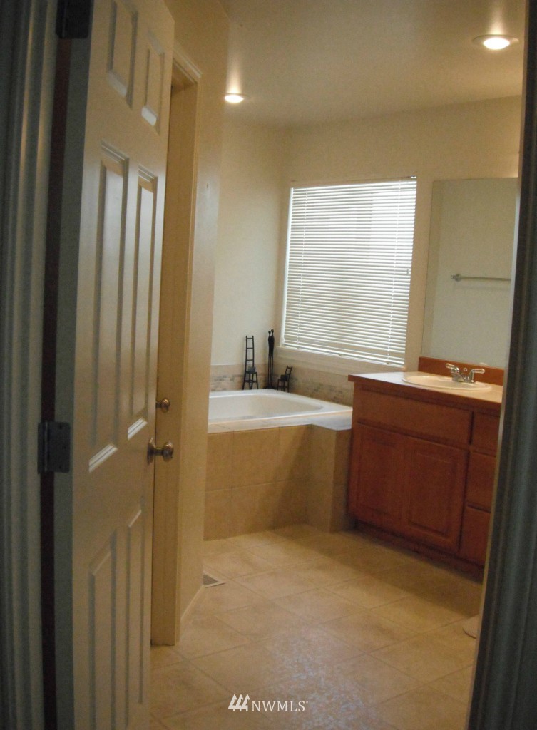 2027 Northeast 32nd Street Renton, WA 98056 - Photo 12 of 12