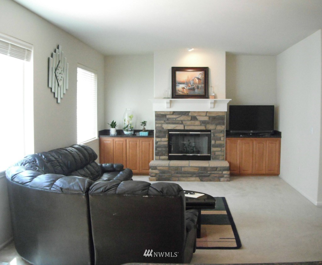 2027 Northeast 32nd Street Renton, WA 98056 - Photo 4 of 12