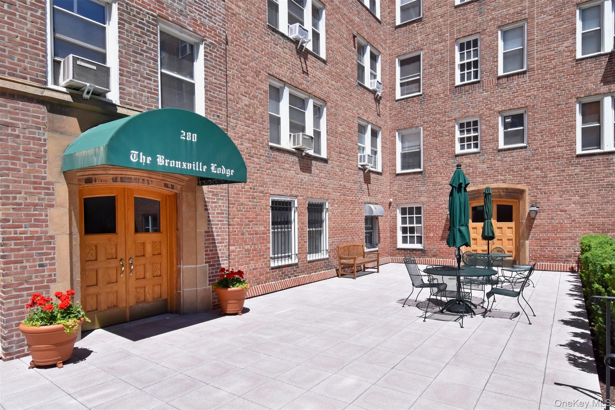 280 Bronxville Road, Unit 5W Bronxville, NY 10708 - Photo 13 of 14 The courtyard is an ideal place to dine, socialize, or simply enjoy the outdoors.