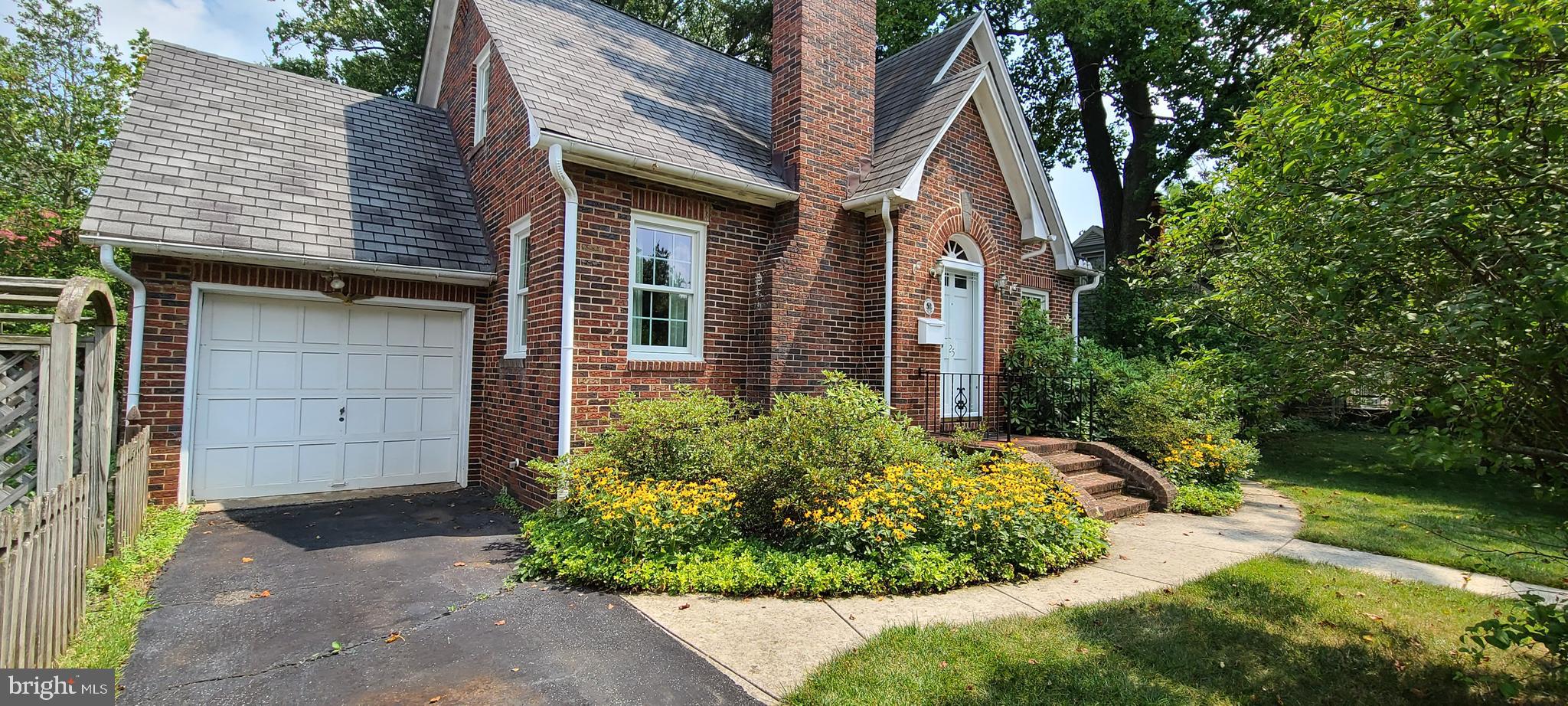 25 Dunmore Road Baltimore, MD 21228 - Photo 2 of 26