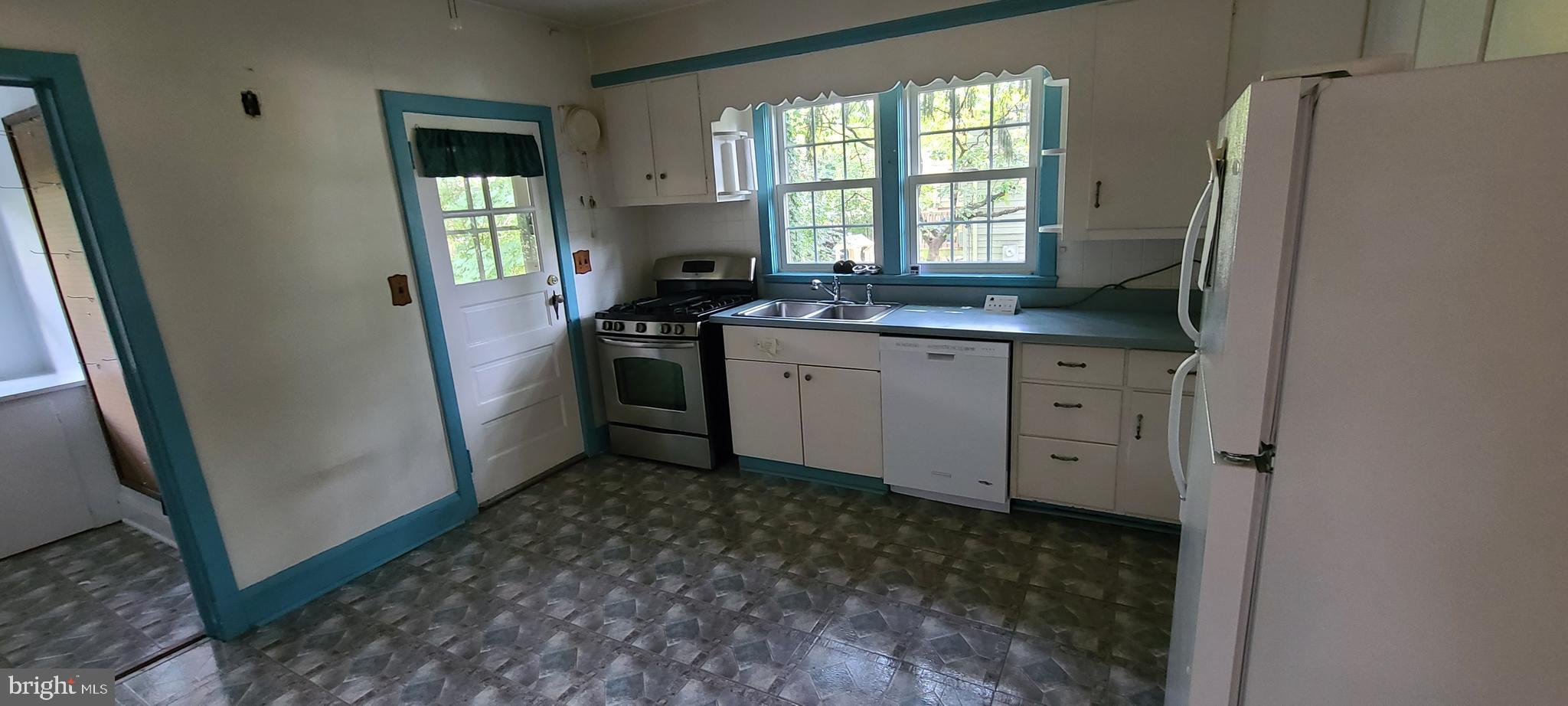 25 Dunmore Road Baltimore, MD 21228 - Photo 12 of 26