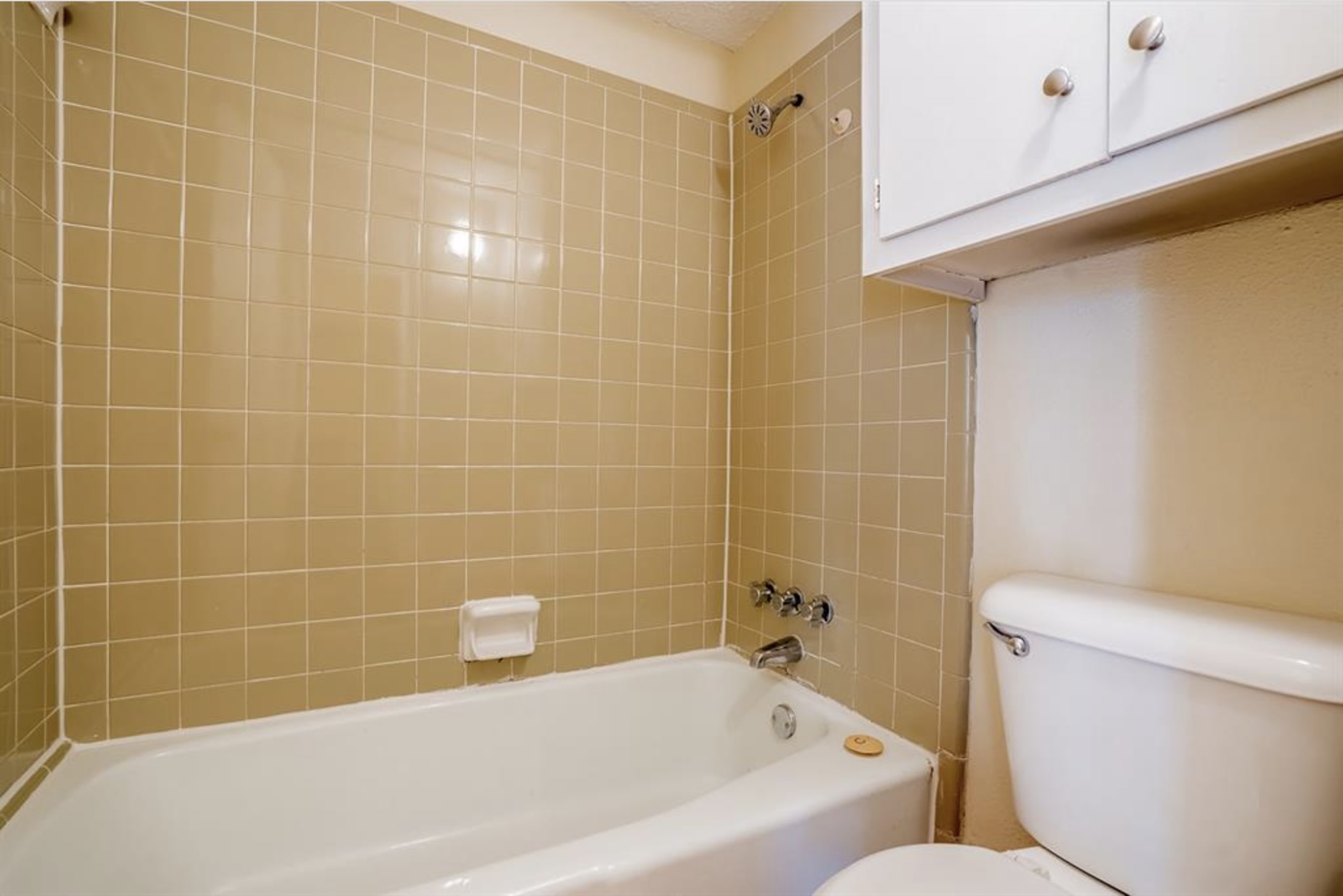 110 East 37th Street, Unit 111 Austin, TX 78705 - Photo 6 of 12 a bathroom with a bathtub and a toilet