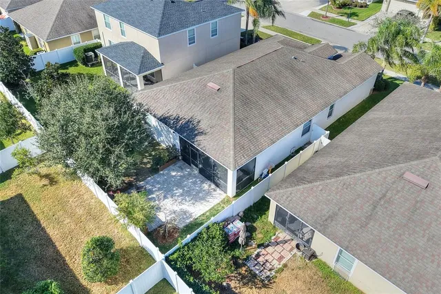 a view of a yard with plants