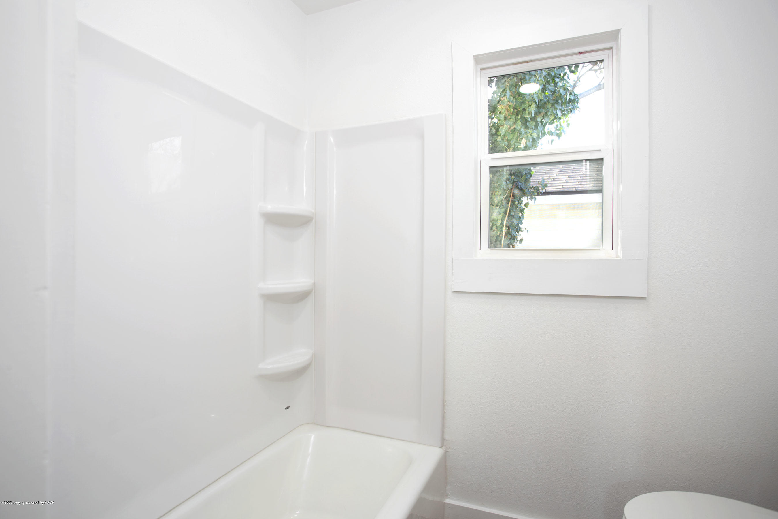 4408 South Travis Street Amarillo, TX 79110 - Photo 17 of 25 a bathroom with a bathtub