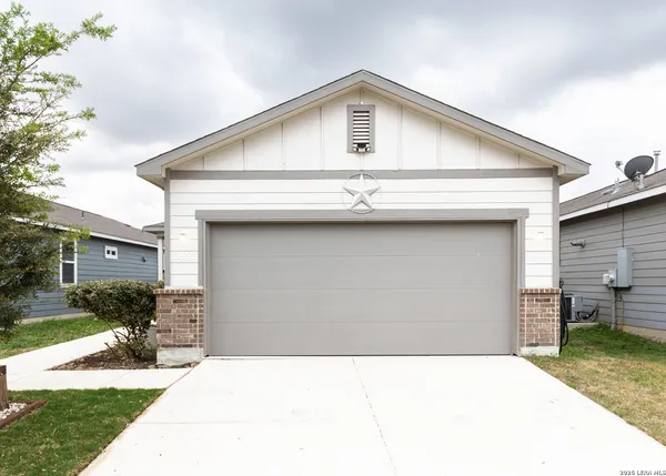 $1,600 | 3923 Ivy Path, St. Hedwig, TX 78152